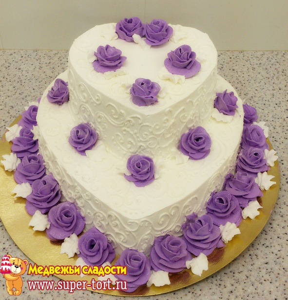 Двухъярусный свадебный торт в виде сердца с фиолетовыми розами
